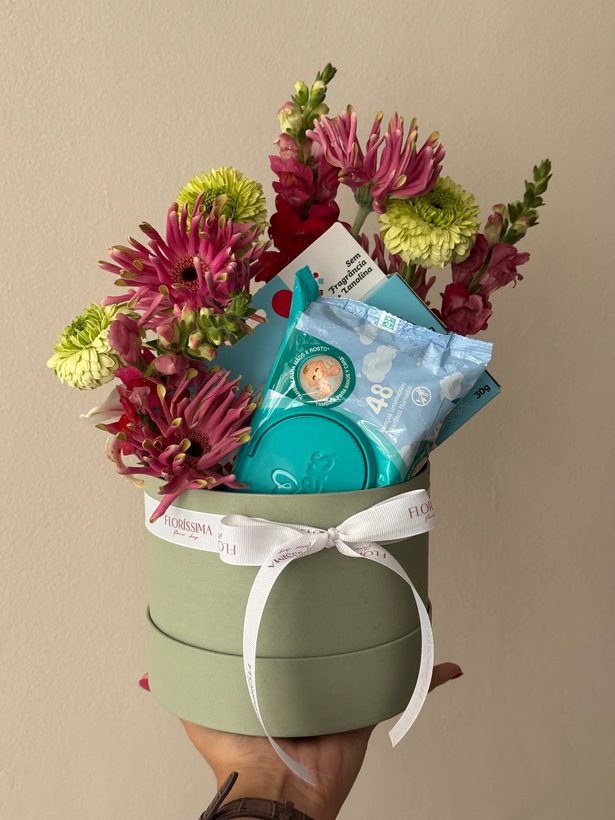Box chamego com flores e itens de cuidado para bebê