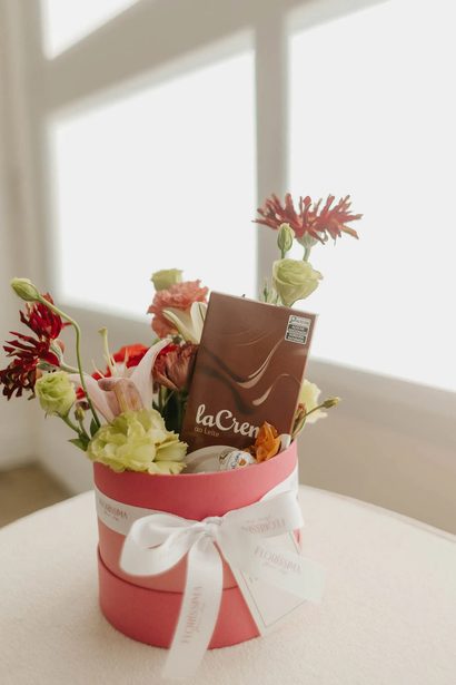 Box florissima com flores e chocolates Cacau Show