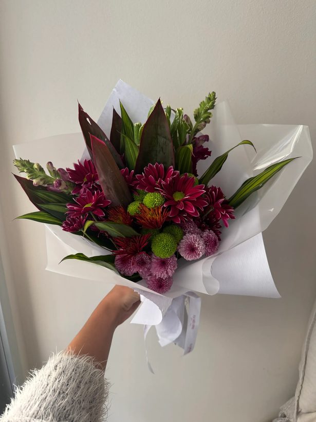 Buquê lembrete com flores de campo em tons de vinho e rosa