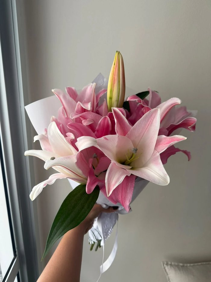 Buquê de lírios rosa e branco da Floríssima